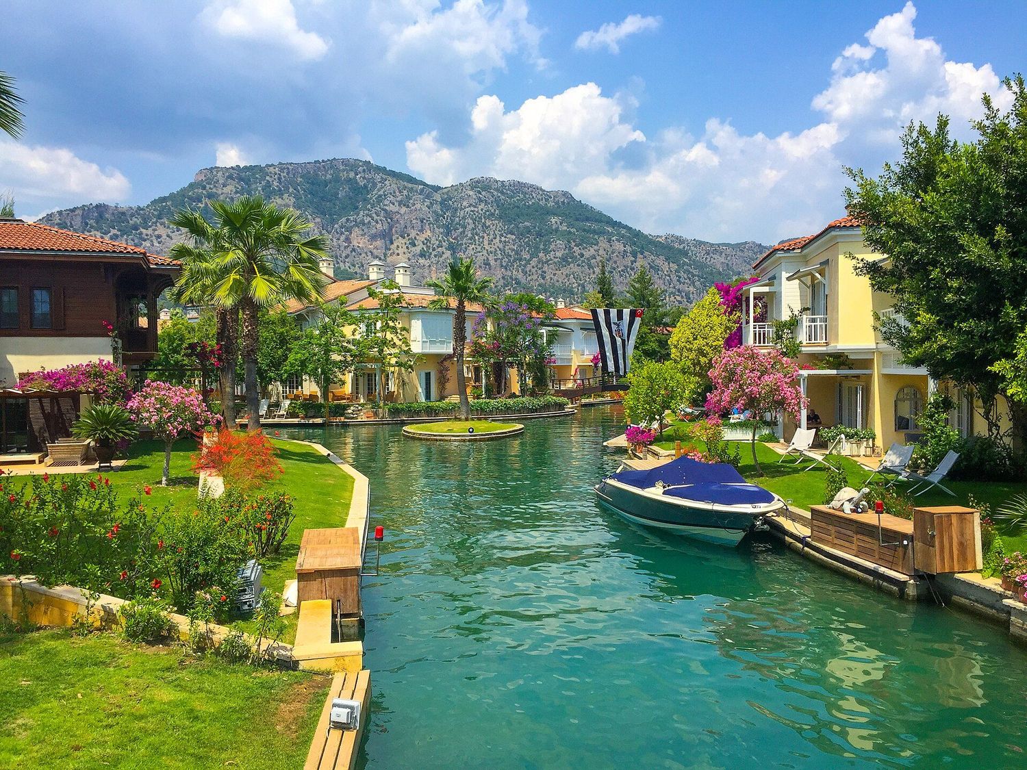 Waterside holiday villas with gardens near Göcek
